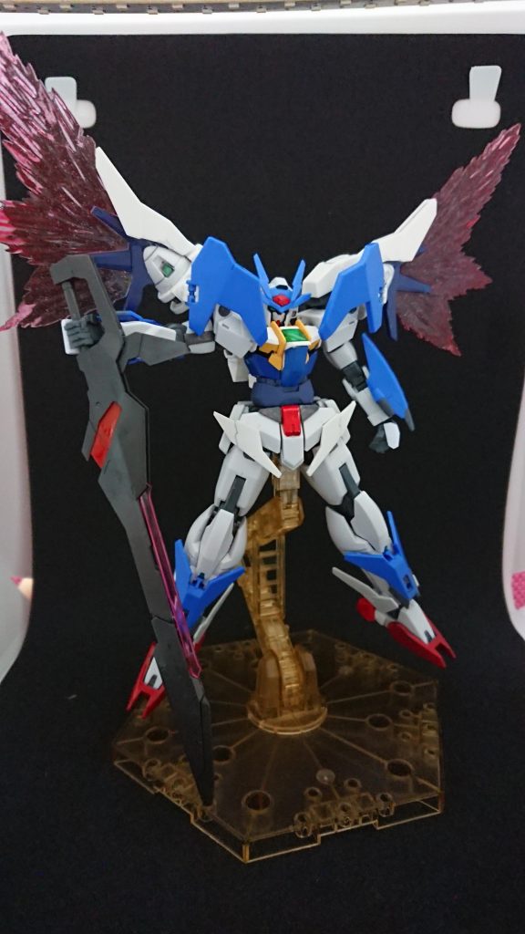 そして配色のバランス。ベースのダブルオーガンダムは、グレーも大部分のパーツで配されているので、うるさくならない程度に腕、足共に先端部に近いところだけ。そして塗装も終わり、組み上げると…………見ての通り、恐ろしくキレイなトリコロールカラーに化けました。ダブルオーガンダム、というよりもガンダム(RX-78-2)に近い配色。全体的に石膏のような色合いからものの見事にガンダムカラーの象徴へと変貌。まさしくビフォーアフター。ちなみに、手首はカテドラルガンダムから流用しています。ポリキャップの互換性があって尚且つ、表情豊かな手首パーツを持つキットがあれば是非試してみてください。 紹介は以上です。バリエーションキットの最適&お手軽塗装でした。