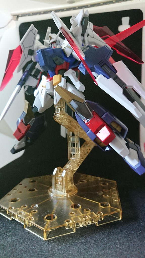 ・ガンダムAGE-1アドバンスガンダムAGE-1フルグランサ＋ガンダムトライエイジAGEシステムが、強化プランであるグランサとグラストロランチャーを組み込んで近代化改修したAGE-1を更に強化するカタチで制作した。両肩のファンネルは、空間制圧能力を高める為に増設。両足も再構成され、グラストロランチャーの有無に関わらず、高い機動力を獲得。増加アーマーを最小限にする事で最前線での継戦能力の低下を最小限に抑えられる。