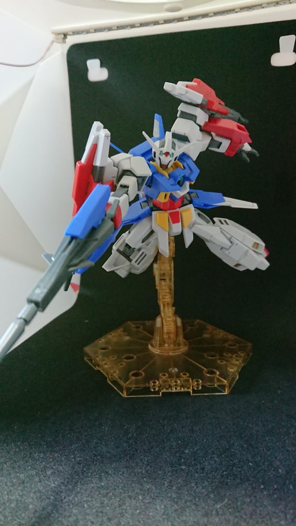 ・ガンダムAGE-2アドバンスガンダムAGE-2ダブルバレット＋ガンダムトライエイジAGEシステム提示した、AGE-2の近代化改修案。変形機構を有している本機を、単一的(MSのみでストライダーフォームに近い機動力を得る)にするために、ダブルバレットの脚部を再構成。ごく小規模の変形のみで運動性能と機動力を獲得したため、元々のダブルバレットの火力は衰えていない。ちなみに、採用されていたシールドは、変形時のデットウェイトである上に機動力を高めた為に撤廃された(シミュレーション上では、デブリによる細かいキズ程度の損傷しか確認されず、戦闘での損傷は無かった) 