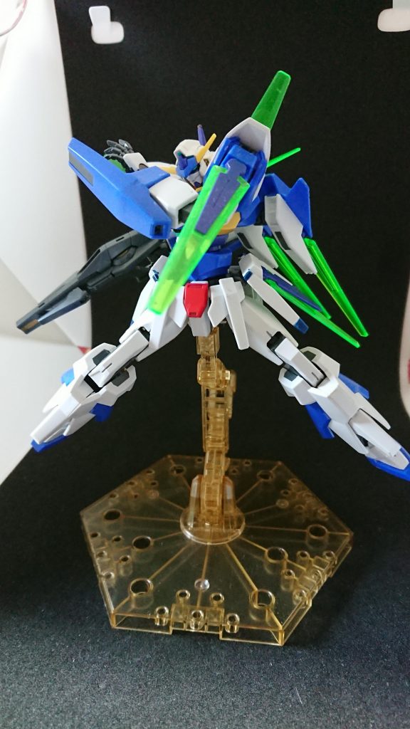 ・ガンダムAGE-3アドバンスガンダムAGE-FX＋ガンダムAGE-3ノーマルAGE-FXは、AGE-3の改修機として位置付けているため、便宜上AGE-3として扱う。AGE-FXは、Xラウンダーの能力を限界まで行使出来る機体ではあったが、大半の火力をファンネルに依存していた。そのためAGE-3からのブラッシュアップ案にする事で、機体そのもののポテンシャルを平均化(この平均化は、ベースとなったAGE-1からAGE-3のノーマル形態を基にしている)。これによりFXバーストモードを撤去し、操作出来るファンネルを10基に減らした上で、高い運動性による空間制圧を行うことが可能である。 