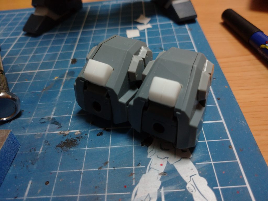 肩にプラ棒から作ったフレームブロックを。