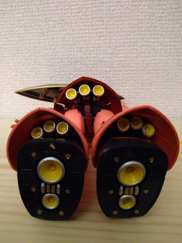 全体がピンク＆赤系なので、バーニアはアクセント的に黄色にしてみました。