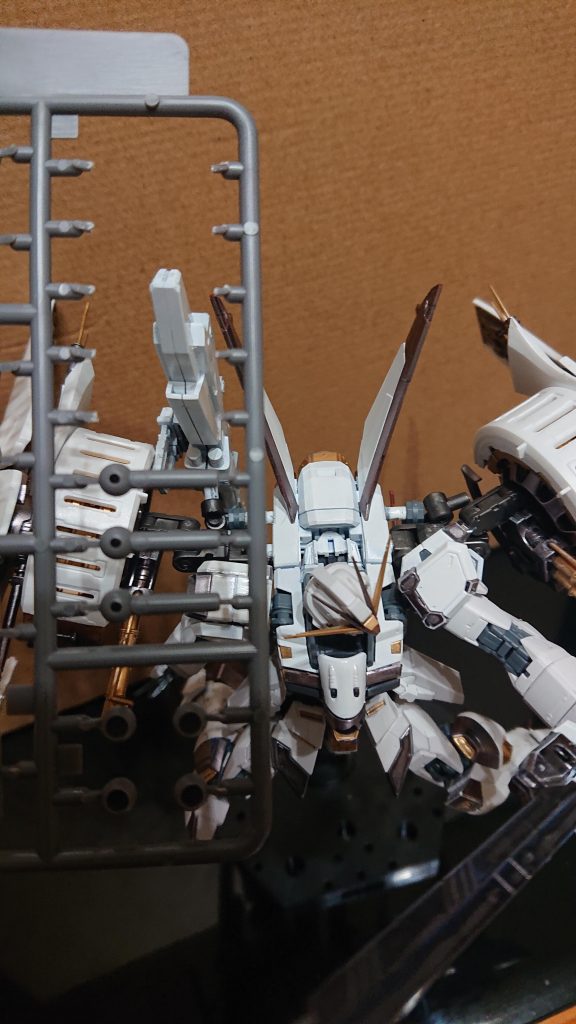 この5mmボールジョイントはありがたいことに細長い部分が3mmで他のガンプラなどと相性が良いです。初めて使うため保険として6mmと4mmのボールジョイントも購入しましたが、軸が3mmの奴は5mmボールジョイントだけでした。