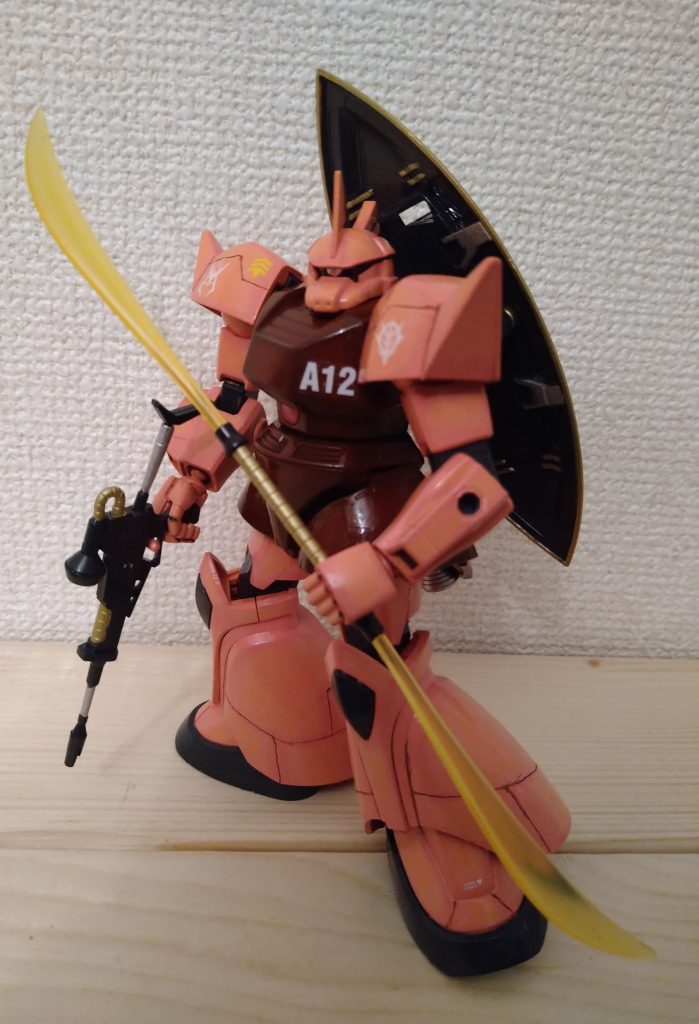 シールドの裏の塗り分けや筋彫りデザインは他のモデラーさんのを色々参考にさせてもらいました。モノアイには百均のキラキラシールを貼ってみました。