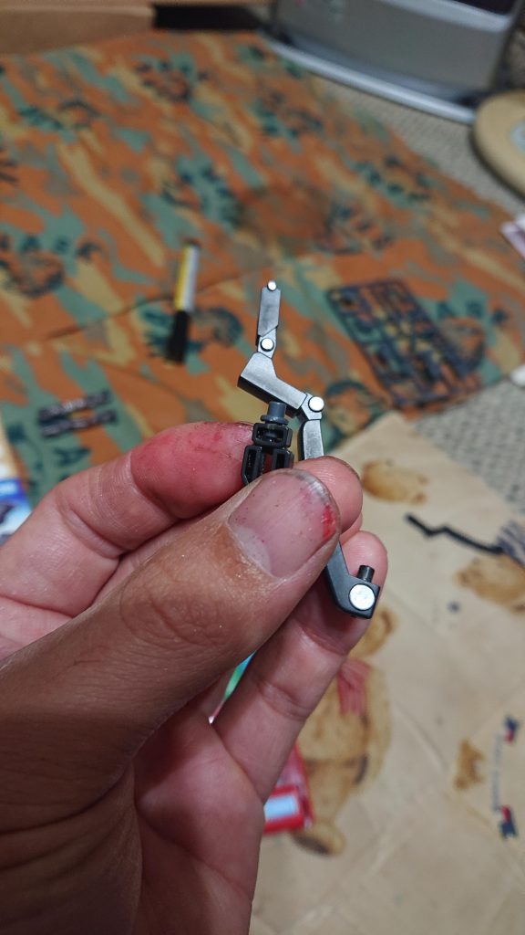 アーム部分はMGサイコザクのように稼働範囲を拡げる工夫をするため、元々のパーツを切り離して3mmパーツを装着。