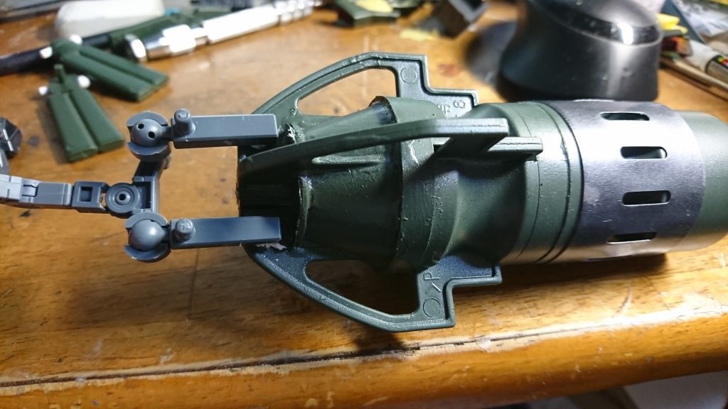 まず苦労したのがプロペラントタンクです  ヤクルトと拾ったゴミで制作しましたゴミはコンロ買うときに付いてくる固定用のプラスチックでしたwwwヤクルトを2つ繋ぎ合わせて、その繋ぎ目をポロシャツ買ったときに襟に入ってたプラスチックのゴミを黒く塗って隠してます