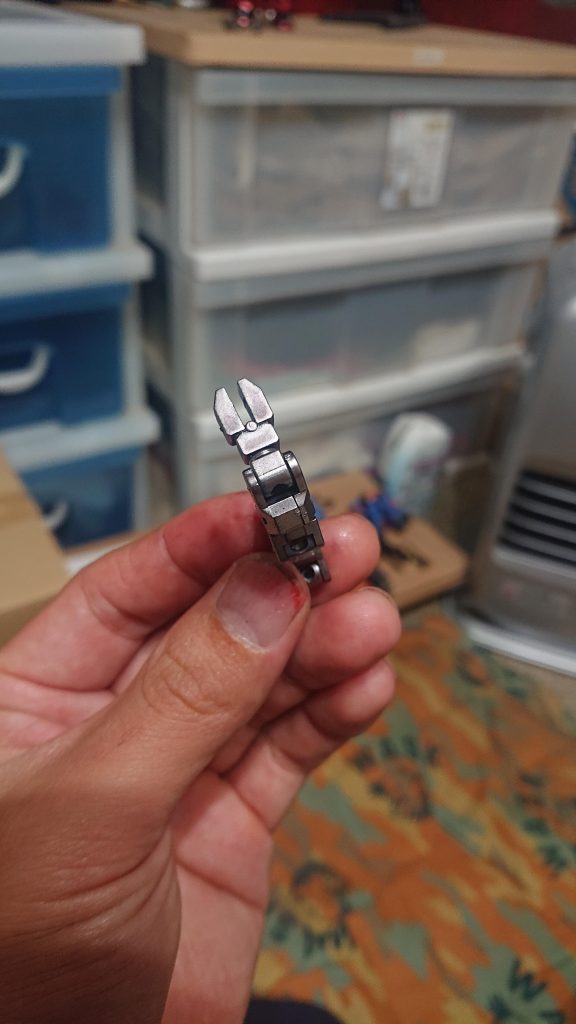 装着したパーツはコトブキヤジョイントセットdと繋げて、ガンダムマーカーヘビーガンメタリックで塗装。