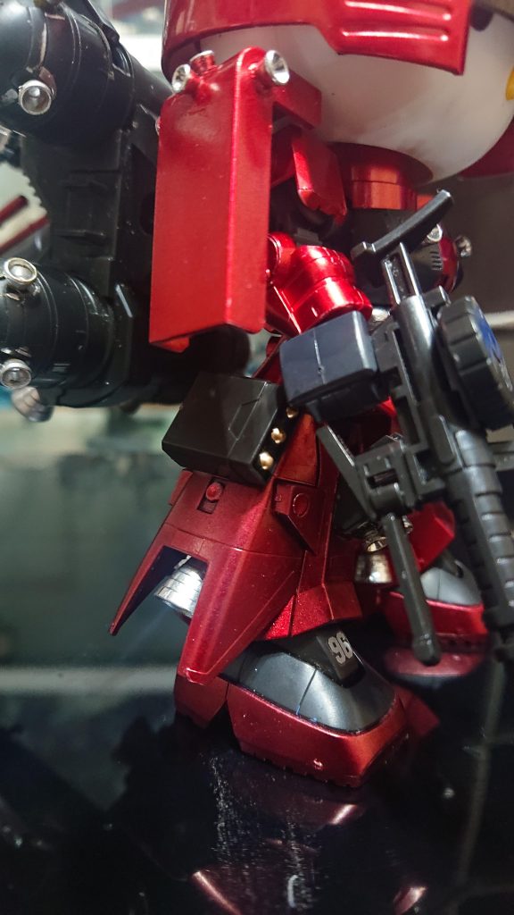 足のパイプがあった部分はSDに付属したミサイルポットで塞ぎました。