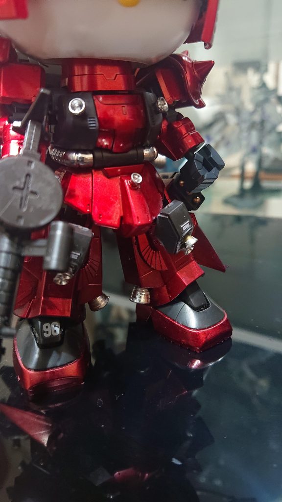 上半身はSDCSキティーをそのまま使用。サイコザクっぽくするため胴とスカート、右のシールドに2mmの穴を開けてバーニアを移植しました。(穴の大きさはちょうどよいですが、このままではポロポロ落ちるので接着して塗装)