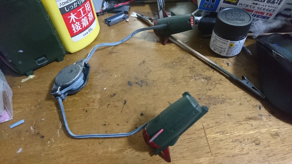 また武装に関してはカオスの特徴であるファンネルを使用しています プロトタイプのため有線での運用という設定です 有線部分は100均の巻き取り式充電コードをそのまま塗装して使用しています