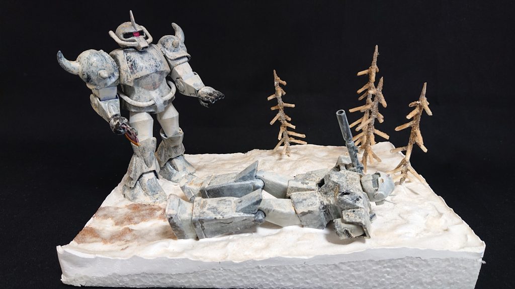 グフが接近戦に持ち込んでフィンガーバルカンの威嚇射撃からヒートホークでジムキャノンの腕を切り落して勝負がついたところをジオラマで再現しました。