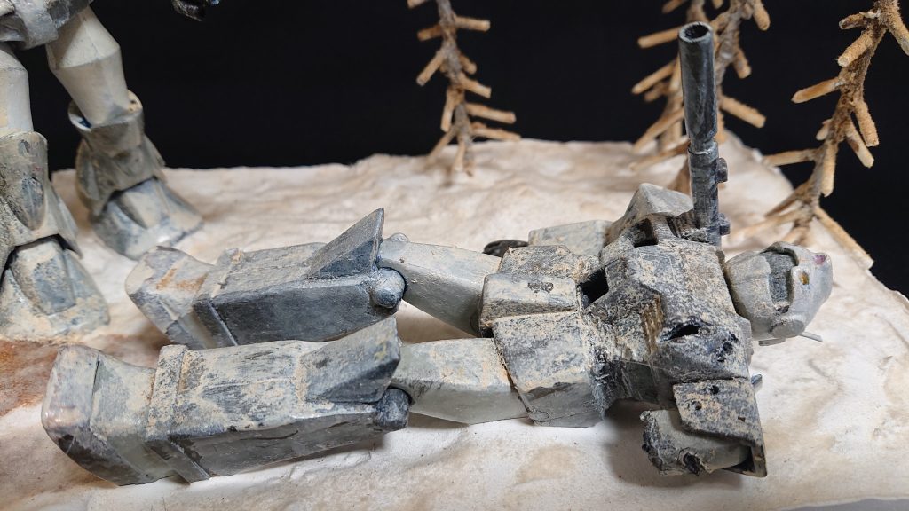 ジムキャノンはMSVのキットではなく、旧キットのジムをベースに中学生の低いテクニックで改造にチャレンジしています。脚部はプラ板を利用して造形、肩のキャノンは筆？の木の棒を芯としてプラパイプを挿入して作った記憶があります。頭部のメインカメラも一度カメラ部をくりぬいて透明プラ板をヒートプレスしたと思います。ダメージ加工にも初挑戦しました。下手ですがキットを改造する事が出来て、一人前？のモデラーになった気分を味わってました。