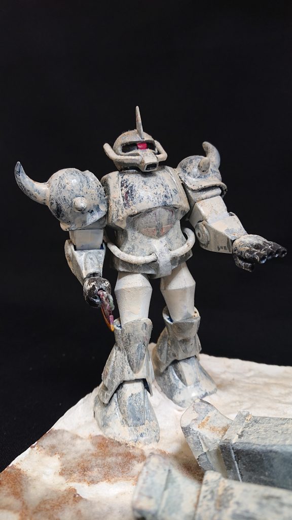 グフはフィンガーバルカンの指先に穴をあけた以外は、ほぼノーマルに組み立てたました。カラーリングはオリジナルの寒冷地仕様にしたのか、書籍に載っていた配色を参考にしたのかは忘れました。