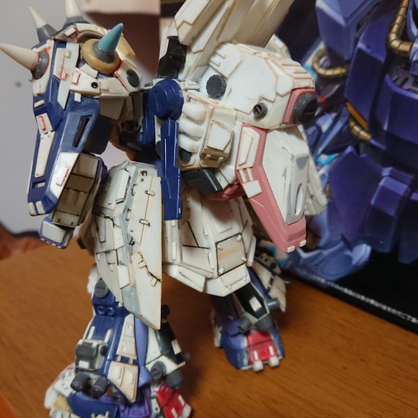 むかーし作りかけで放置していて、またガンプラ始めようと思い立った機体です。ベースはHG ハイザックです。当時、何を目指して、どこをどうしようとしていたのか全く思い出せませんが😂、リハビリ兼ねて、ちょいちょい完成させて行きたいと思います。ただ塗装が苦手だってことだけは思い出しました😱💦🤣 宜しくお願いいたします。（2枚目）