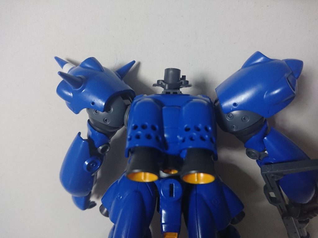 バックパックと肩アーマーにピンバイスで穴あけ。