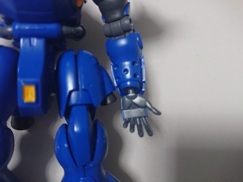 前腕部をピンバイスで穴あけ。