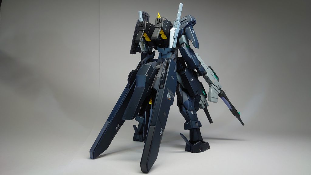 背面からオリジナル要素としてサバーニャのホルスタービットとプラ板を使いテールユニットを作成しました。デュナメスからの流れを組む形状にしました。