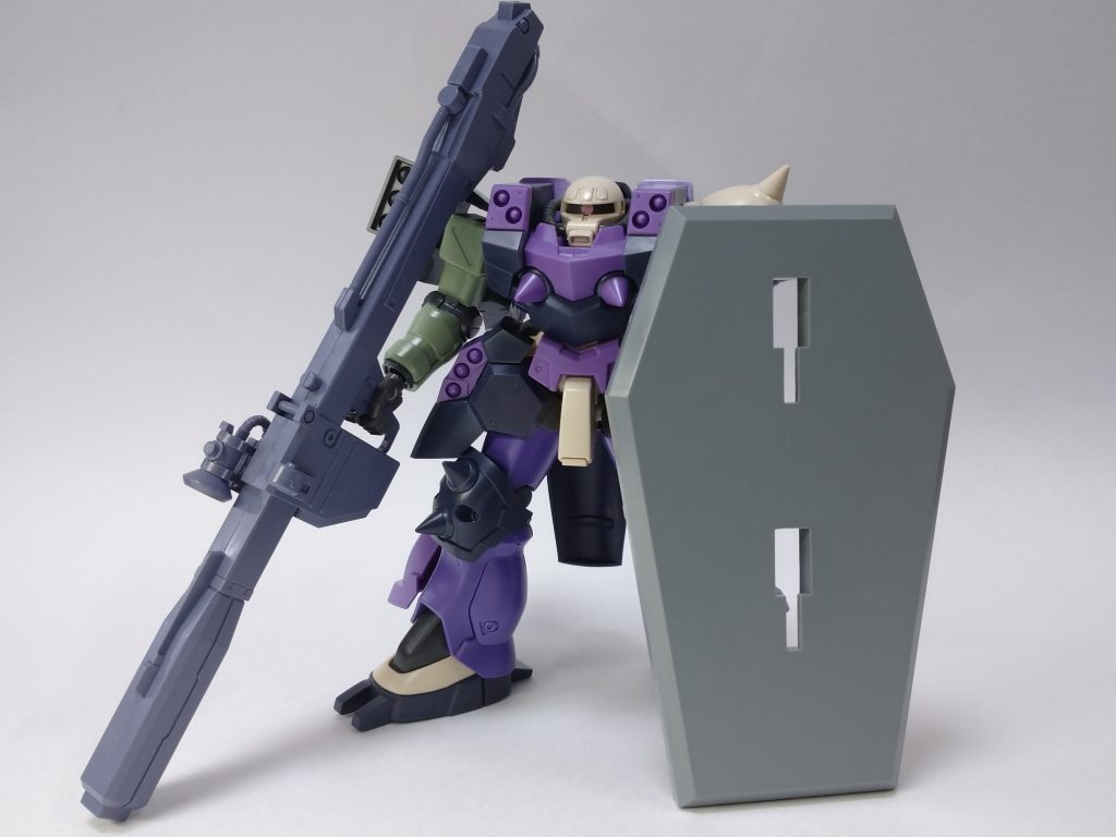 なんとなくビームバズーカを持たせてビームバズーカだけじゃ足りなくね?とスタンドベースをシールドに見立てたら良い感じになったので方向性が決まった時の写真です。