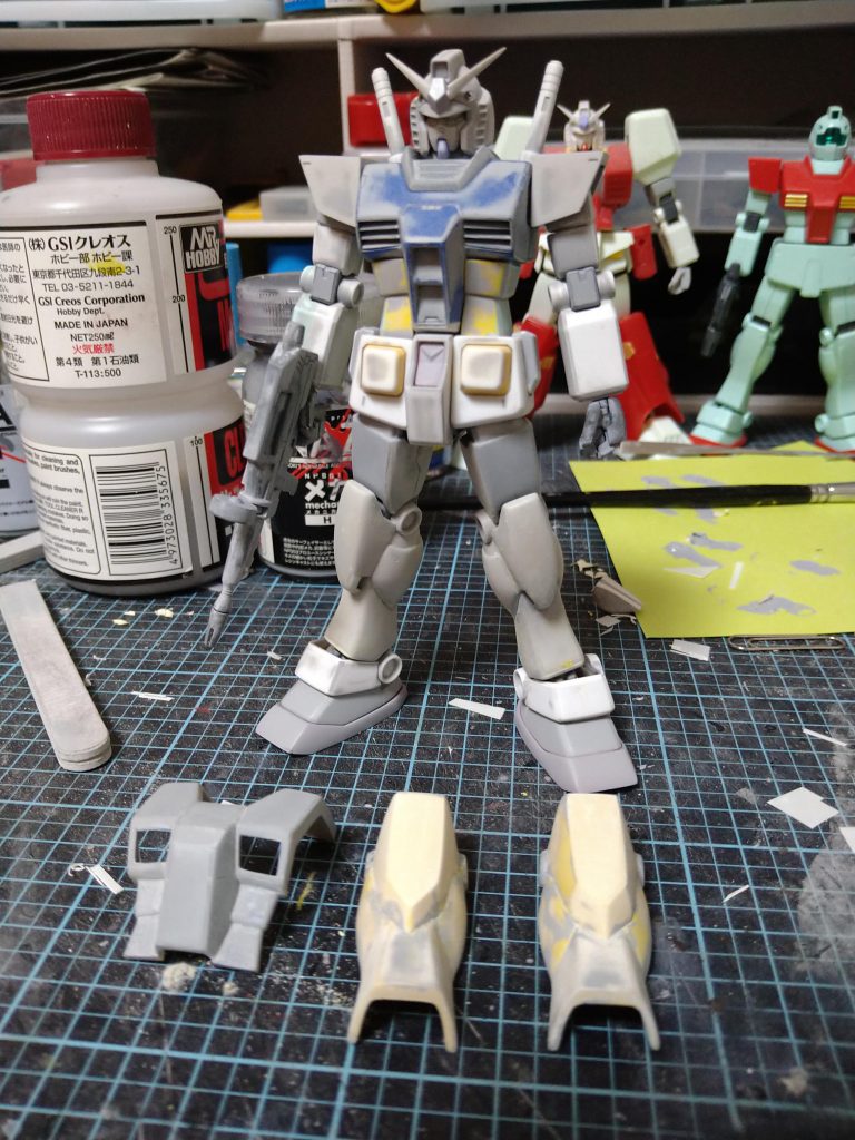 アーマーは、エポキシパテを押し付け形状出しをしてプラ板で補強して整形。