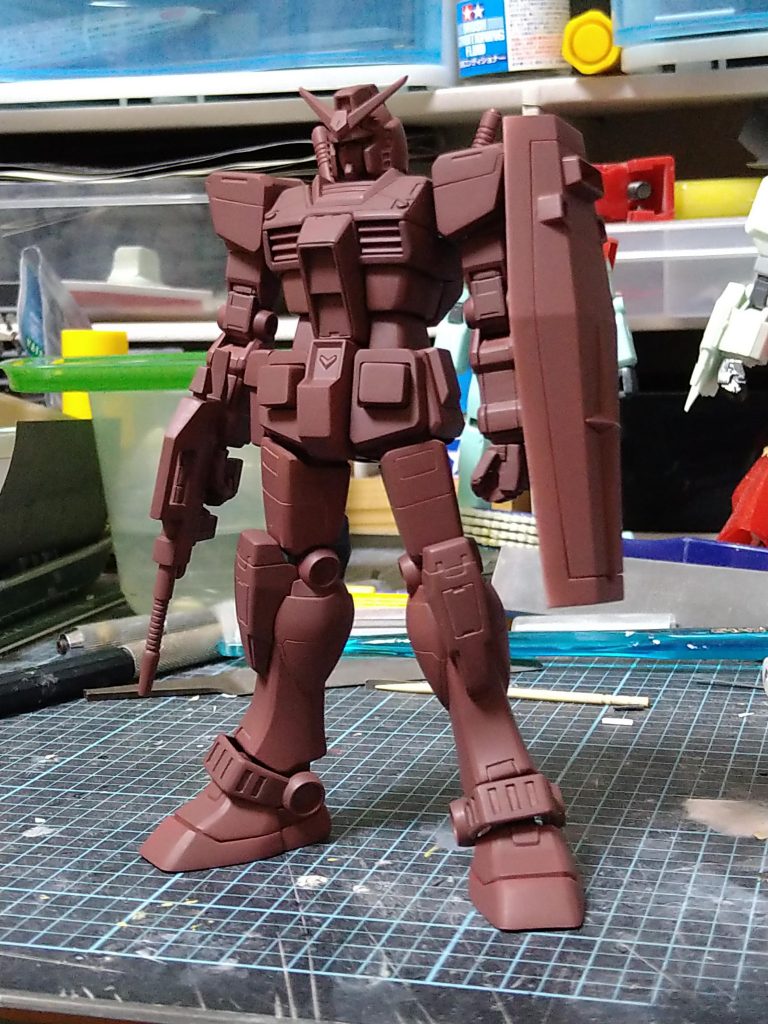 肩アーマーは、FGを流用しました。MSVキットの箱絵を参考にスジ彫りを追加しています。