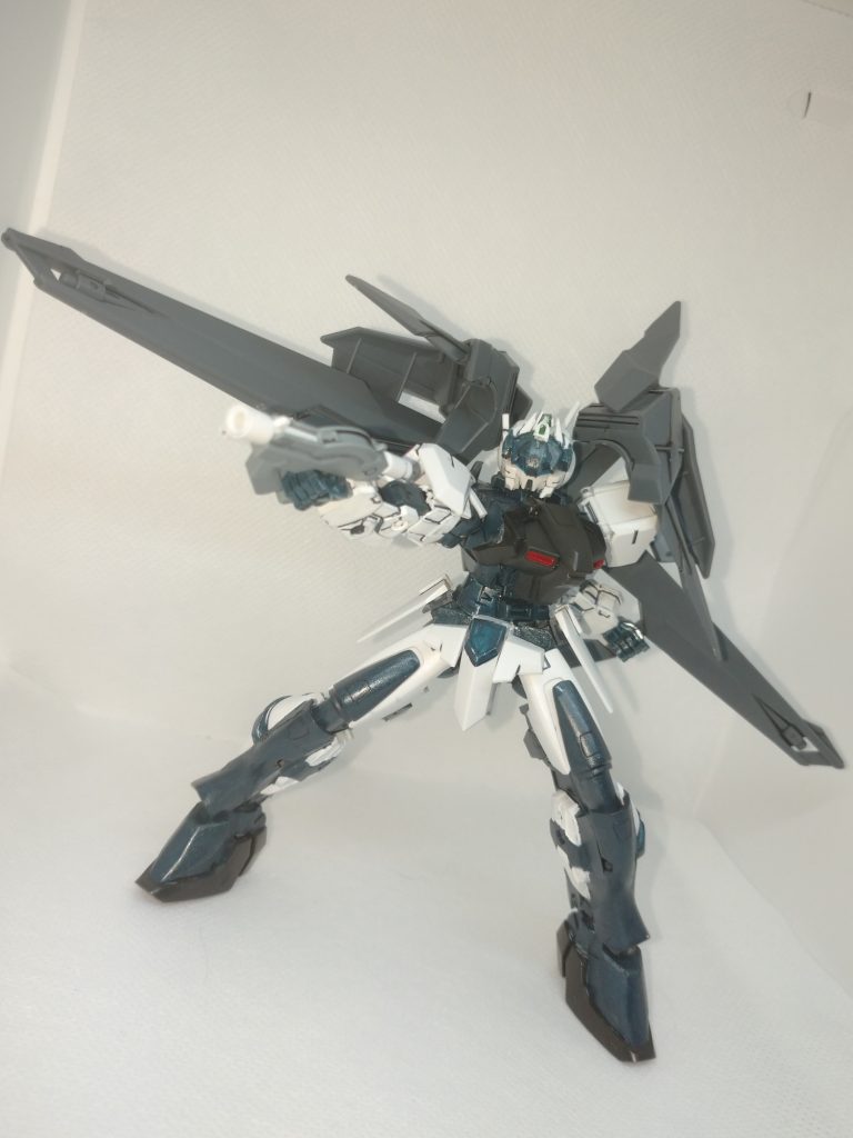 　最後はアストレイつながりでダブルリベイクライフル装備。やっぱり付け替えて遊べるのが多いと楽しいですね。　アストレイシリーズは装備の付け替えが醍醐味だと思っているので、今後も時間があれば大型武器を持たせたりフルアーマー化してみたりしたいです。　内容は以上になります。最後までお付き合いくださりありがとうございました。