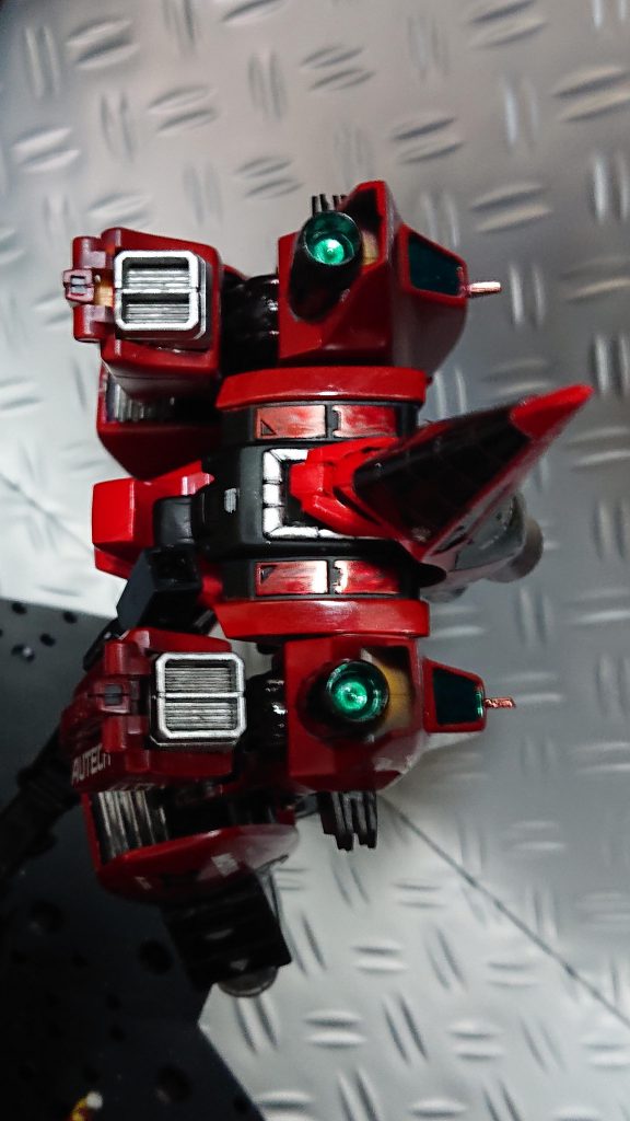 メインカラーはスプレー缶で、その他は筆塗りです。トップコートは光沢仕上げ。