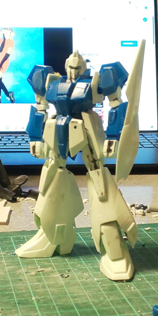 ここから更に胸や胴体を削り込んでます。