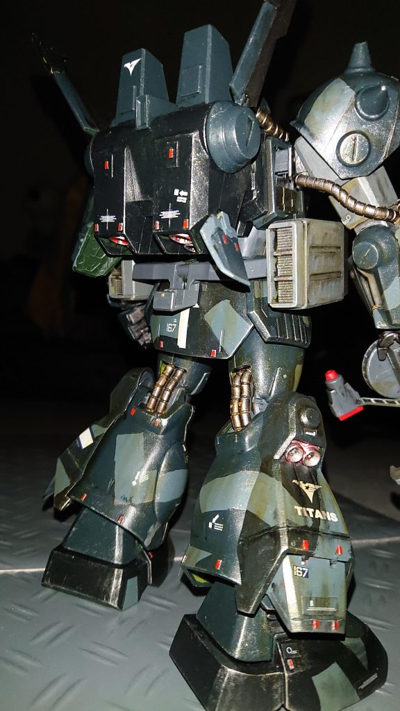 夜中にスマホのライト一つで撮影しました。