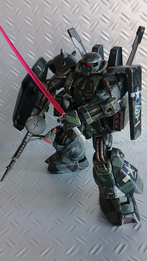 自然光にて。目線の高さによって目付きが変わります(笑)モノアイは軽くキャンディ塗装。