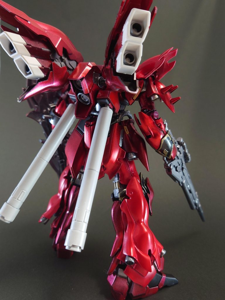 正面と後ろから。やっぱりシュッとしながらもジオン系の面影を感じるデザインがとてもかっこいいです!バックパックのプロペラトタンクは先端が物足りない気がしたので、コトブキヤさんのMSGプロペラトタンクのパーツをつけてみました、いい感じに違和感なく取り付けれたと思います。