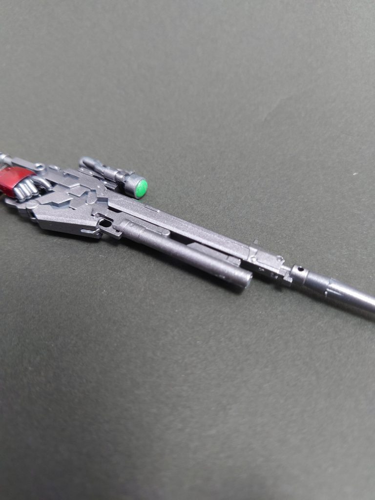 ライフルのスコープ部分と頭部のモノアイ部分にはHアイズのクリアパーツをはめ込んでみました、お手軽ですがシールよりもグッと完成度が上がるのでこれからもやっていきたいです。