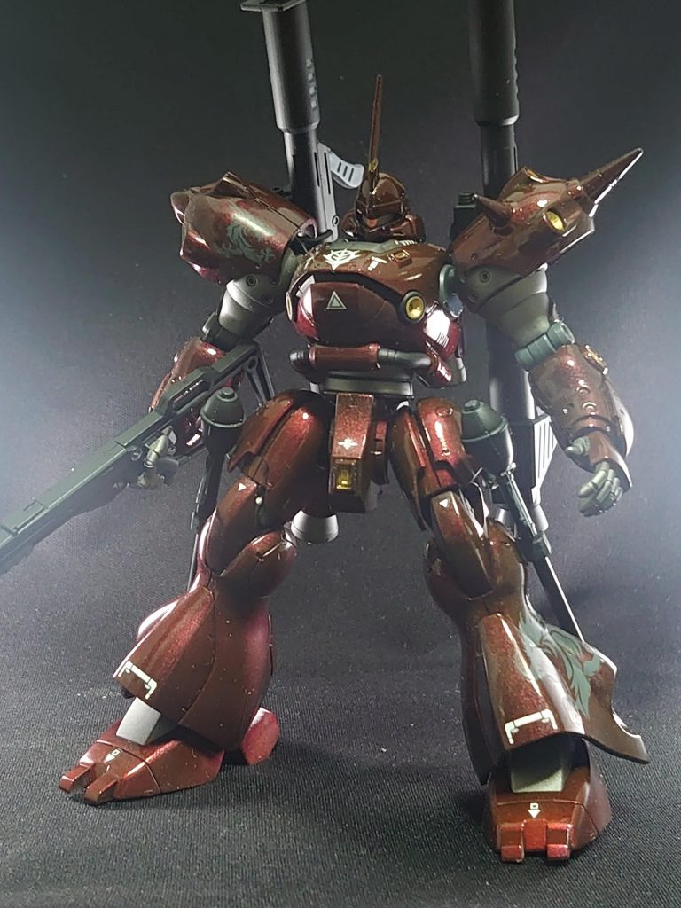 塗装に関しては今回初めてメタリックカラーを下地にしたキャンディ塗装を試してみました。メタリックレッドからクリアーレッドを重ねるだけでかなり手軽に重厚感とツヤが出たのでこれはなかなかにオススメかもしれません。ただひとつ誤算だったのが、下地を通常のキャンディ塗装と同じように黒で立ち上げてしまったことです。塗膜の層が薄い分下地の影響をかなり受けて茶色っぽくなってしまいました…。改善の余地有りです。