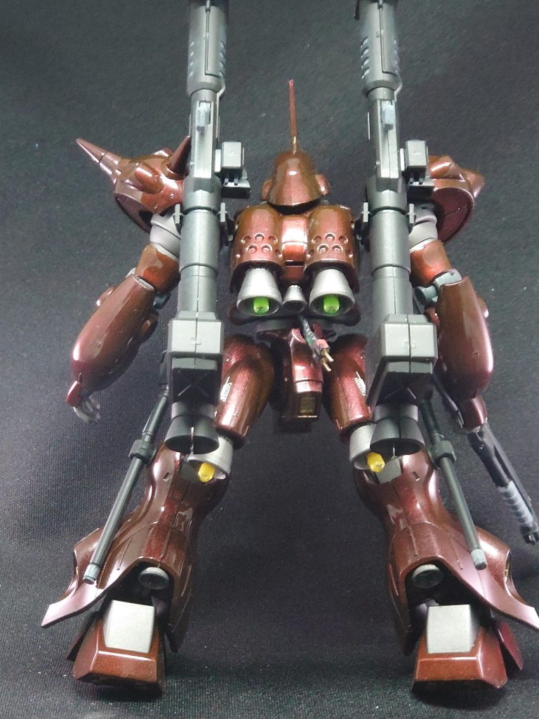 背面目立った加工もしなかったので電飾の配線やミライトが剥き出しとなっております…。またランドセル等の背負いものがないのでバズーカのない状態だとかなりシンプルになった為製作時も基本的にバズーカ有りで配色などを練っていました。