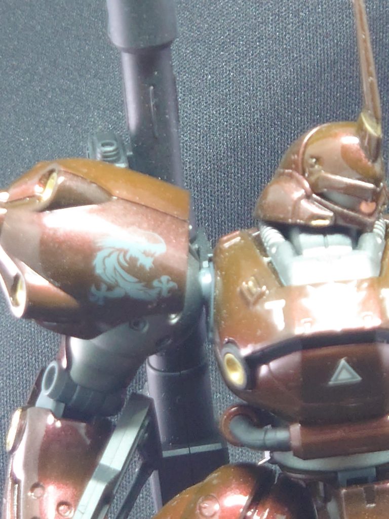 デカールは左足と右肩に派手めのものを貼りつけ、他の部分には控えめにコーションデカールを貼りつけました。前の作成のキュベレイでおこなったように光沢仕上げに派手めのデカールをつけ、全体的にいかつくなるようにしてみましたが、今回はトゲトゲした見た目も相まってかなり強面な印象に仕上がりました。