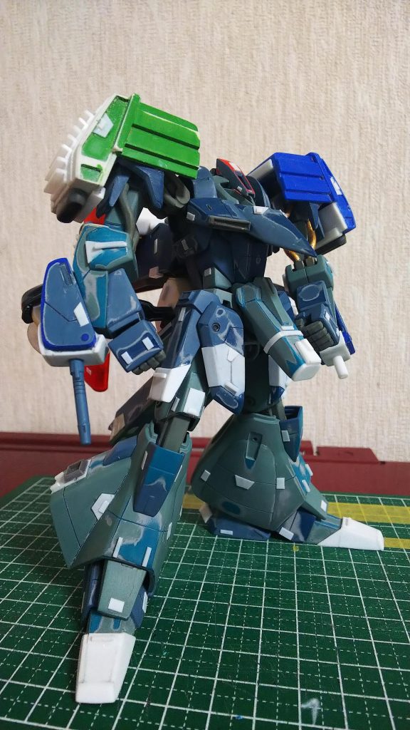 追加された部分で使用したのは、プラ板の他に、不要になった子供のオモチャやゲームコントローラ、文房具など。プラモのパーツはほぼギャプランのみです。