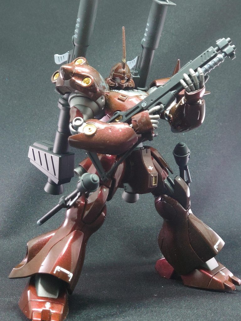 キャンディ塗装以外のフレーム部分は暗めのガンメタに艶消しで、武装類には下地のブラックをそのままにして塗りわけグレーで部分塗装しています。メインカラーで塗りわけるのはともかくフレームと武装の同じような黒系統を2色使うのはどうなのかなと思いましたが、光沢と質感の違いが完成したあとのリアルさをアップさせてくれた為これも今後の制作に生かせそうなテクニックだなと感じました。差し色のゴールドは塗装面に負けないようタミヤエナメルのゴールドを使いました。かなりギラギラになるので光沢仕上げの際にはよさげです。