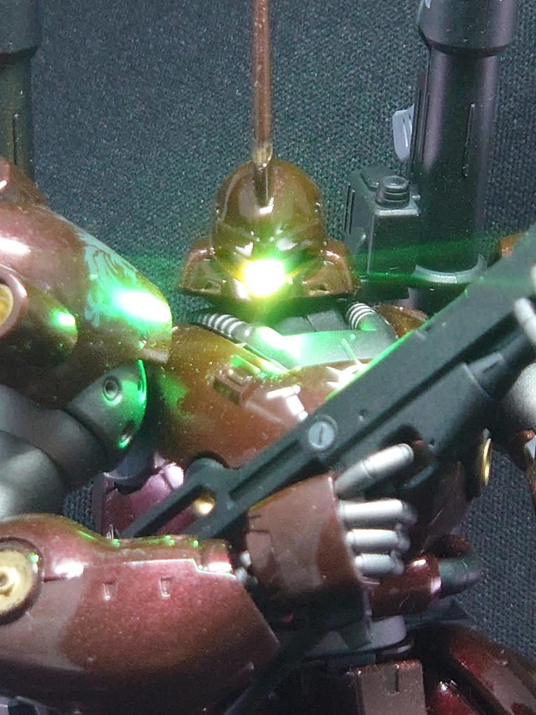 そして今回のメイン、電飾加工です。といってもクレオスから出ているLEDユニットと電池ボックス、また背部のバーニアにはミライトを使ったお手軽なもので行ったました。メインカメラで使ったHアイズはピンクでしたが、通常の時と光った時のイメージの違いを出したかったのでLEDはグリーンをチョイスしました。