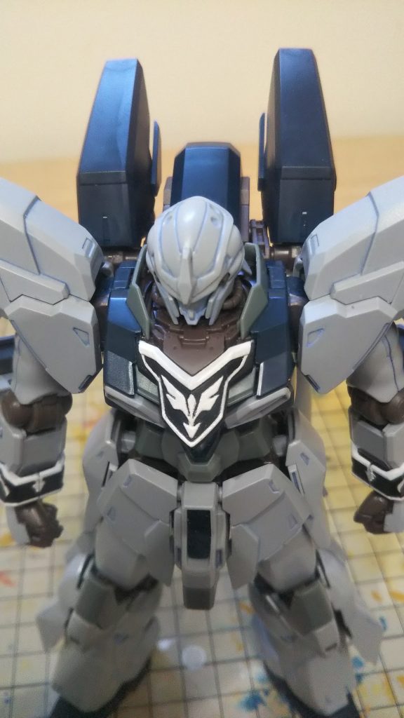 別アングルです。袖部分のエングレービングは こだわりがなければ付属のホイールシールを貼った方が合わせ目も隠せるので いいかもしれませんね🤔以上 シナンジュスタインでした🙇今回も部分塗装のみで何もしてません😅出来ません😱なので出来ることは丁寧に そしてやってみたい事はやってみる。失敗しても必ず最後まで作って放置しない 完成してから次のキットを作るって感じで製作してます。なので超初心者です😅これからプラモデルを作ろうかなぁ～興味があるなぁ～と思ってる人の励みになれば嬉しいです😆❗️最後までご覧いただきありがとうございました🙇またアドバイス コメントなどしていただけると嬉しいです❗️😆では 良いガンプラライフを❗️😊