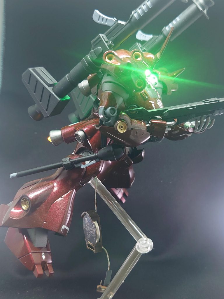 しかしながら光量の違いが出てしまい、どちらかといえばバーニアの方が飛んでいるんだから明るいよなぁ…とか4門だけ光ってるのもおかしいから他のバーニアも光らせないにしても色々できたのでは…と改善の余地をかなり残しての完成となりました。