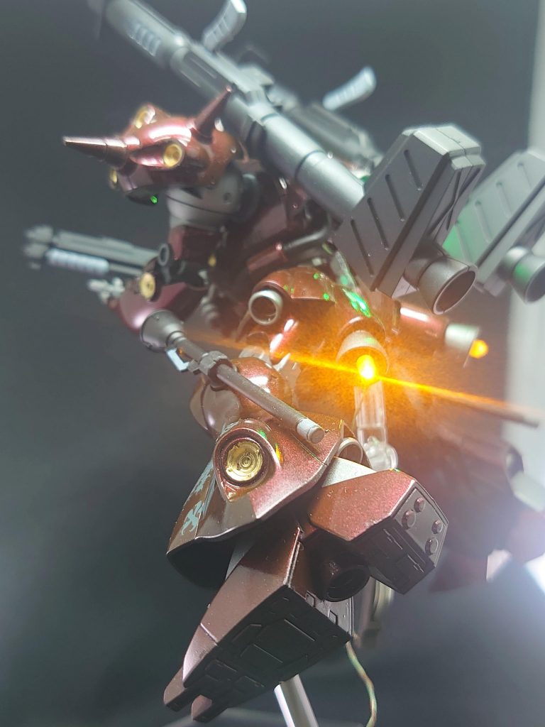 背部バーニアのミライトはグリーンとイエローの2色で。飛んでいる時の飛行機のように複雑のライトが光って飛行している感じが出せたらなぁと使用しました。