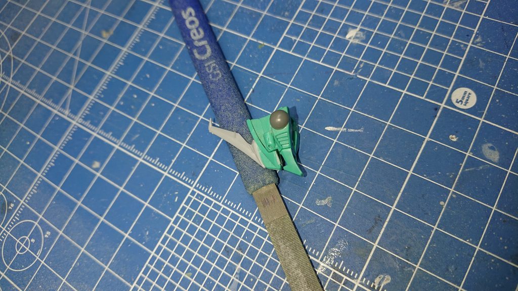 アンテナをビルダーズパーツに変更。モノアイスリットをプラ板で細くして、目付きを悪くする。