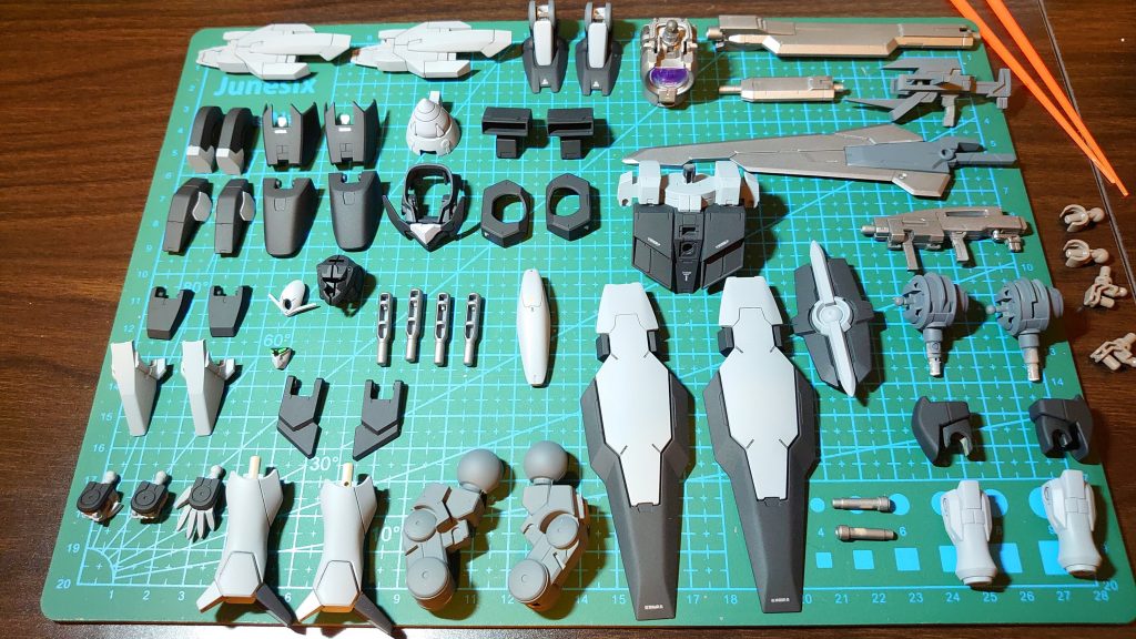 塗装はファレホを使ってますが、動かすと関節部分がたいてい擦れて剥げてしまいます。😢仮組みをほとんどしないから擦れる部分が組み立てるまで分からないのもあるかも。仮組して隙間を削るなどするべきなんでしょうか・・・塗料もラッカー系じゃないから仕方ないんでしょうか・・・ 