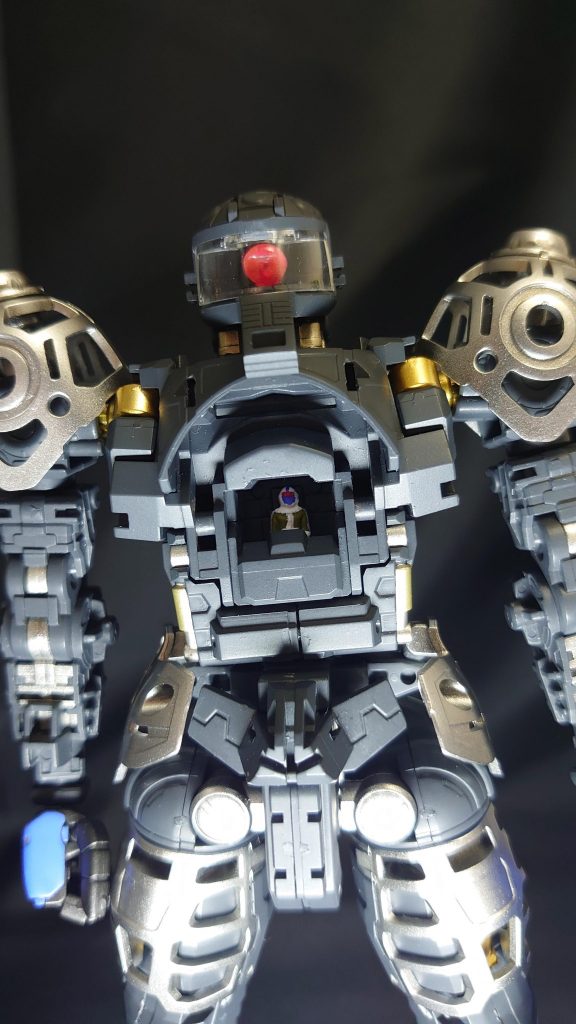 コクピット内のラルさんは筆塗りしました。MGサイズでも細かすぎて…老眼なのね…筆塗り、まだまだ練習が必要です。