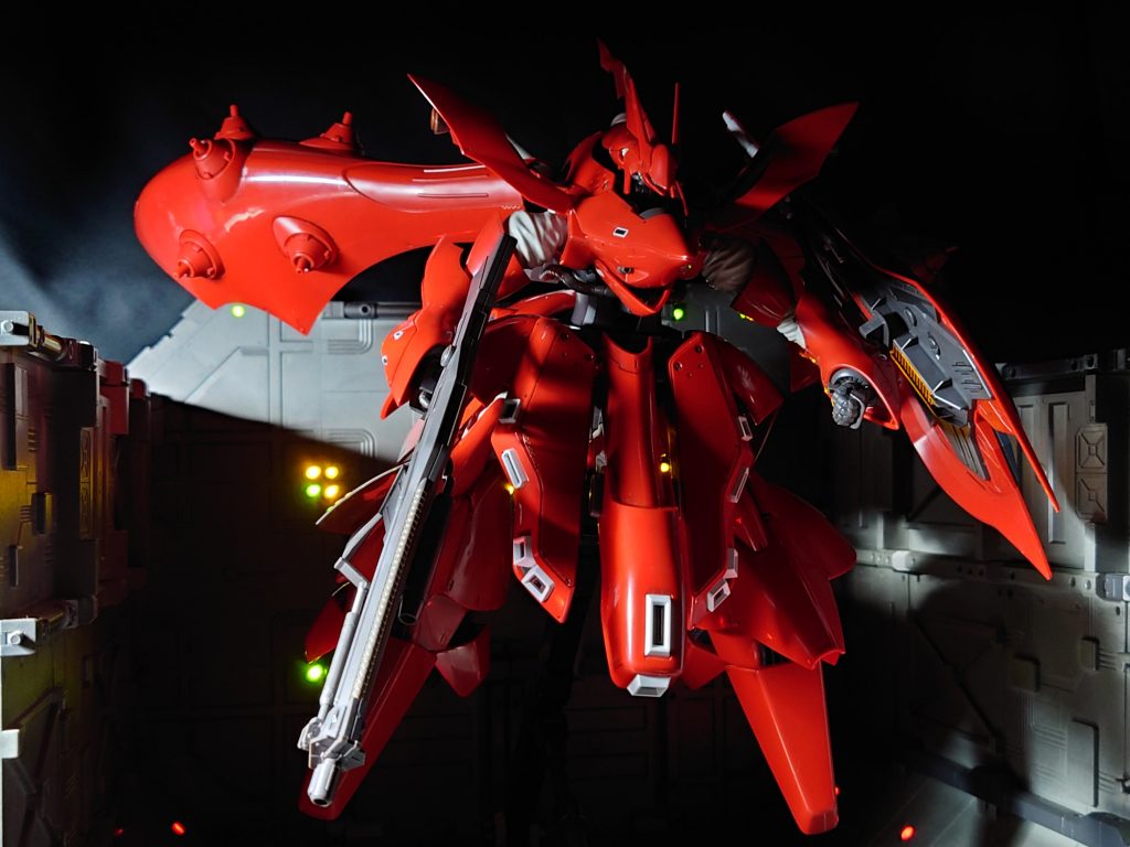 あとは、 台座の存在感をなくす工夫をしてます。台座が影に入るように、光の向きを調整してます。