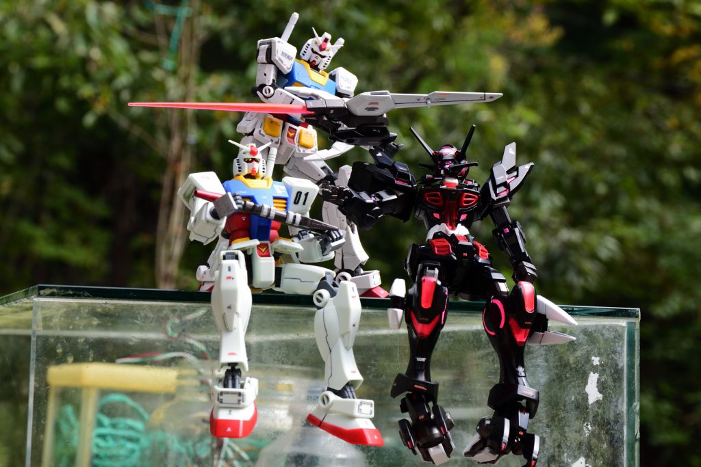 白「お前、イイ武器持ってんな。今度貸せや。」黒「これ特注だからな。高かったんだから絶対こわすなよ。」