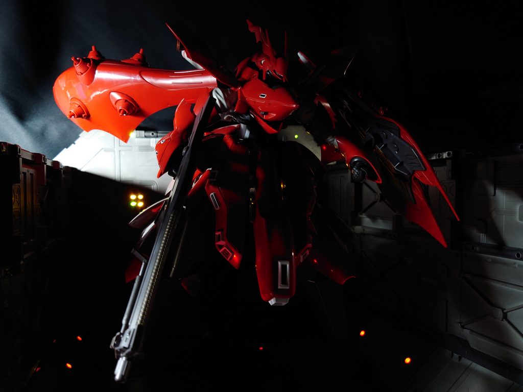 撮影のこだわりは、浮遊感です。どう見ても宇宙空間有利な機体ですから、宇宙らしさを出したかったので工夫しました。