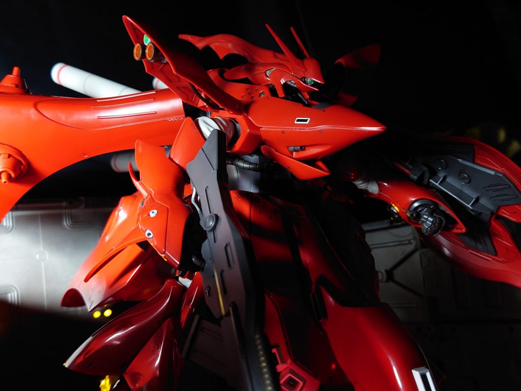 改造点は、ショルダーアーマーの3連スラスターを変更して2連とセンサーの複合に、ショルダーのスラスターに動力パイプを接続、アームスラスターをビルドパーツのパイプに変更、頭部にリアカメラを追加、コックピットを1/144になるように置き換え、モノアイを自作レンズに変更、各部にマルモールドとマイナススリットを追加、などです。プロポーションは変更してません。