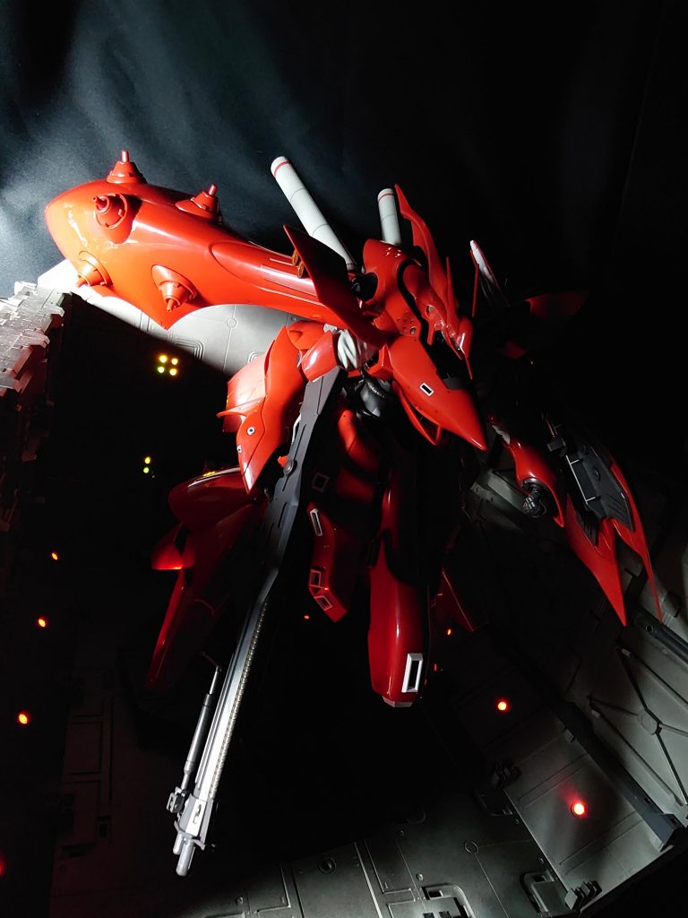 今回は装甲を無塗装で仕上げています。部分塗装や墨入れはしてますが、赤色装甲は成形色を磨いてます。