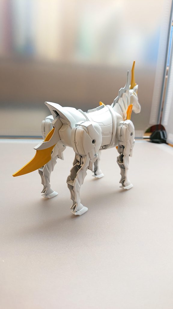 近日発売されるホワイトカラーの軍馬が待ちきれず白とイエローのカラースプレーで塗装アニメに近いカラーリングに仕上げました改造にも手を加えたかったのですが今のところアイデアもなく、色々付け足し過ぎると稼働に影響が出るので塗装だけにしました