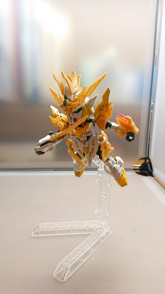 ソードモードで敵を切りつけるまた玉龍は龍の力を使って数分間空を飛ぶことができる